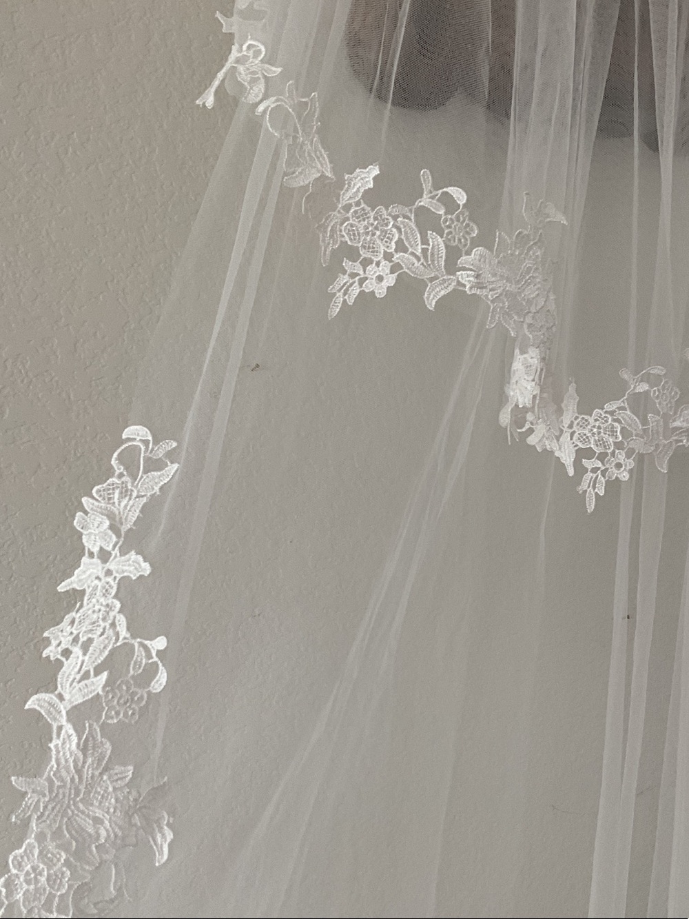 Stunning 2-Tier Lace-Trim Chapel / Cathedral Bridal Veil with Floral Appliqué - Picture 9 of 11